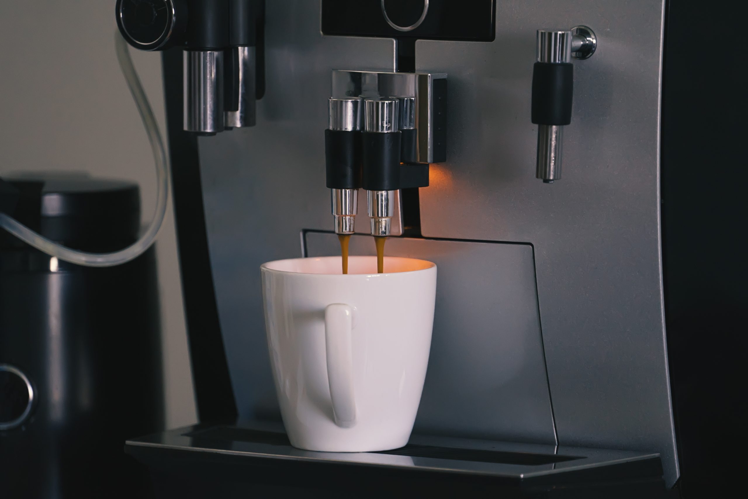 Titelbild zu „Kaffeevollautomat – Der Game Changer für morgendliche Energie“